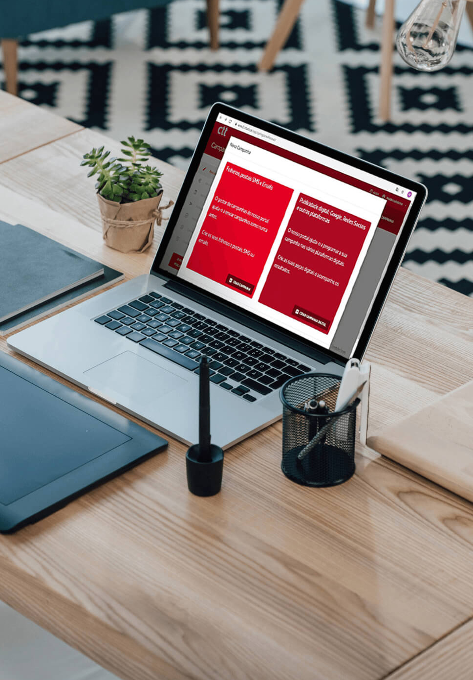 Computador aberto com plataforma de criar campanhas online.